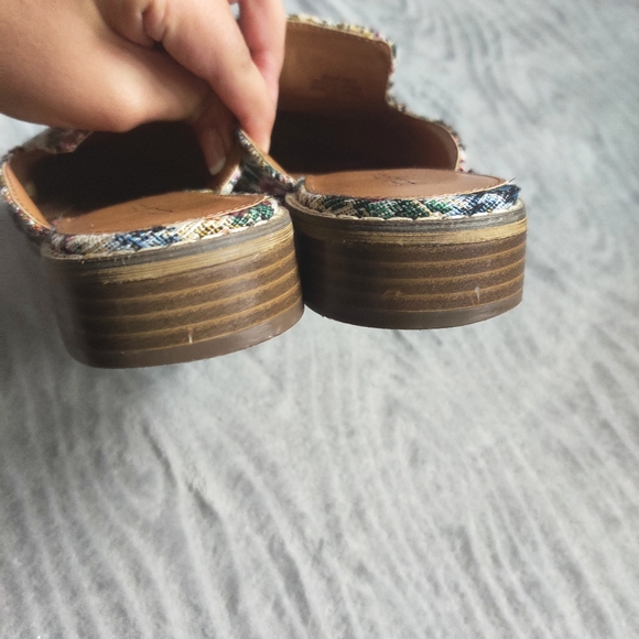 🍂SOLD🍂INDIGO RD Tapestry Floral Grandma Style Vegan Faux Leather Slip On Mules - Picture 5 of 7